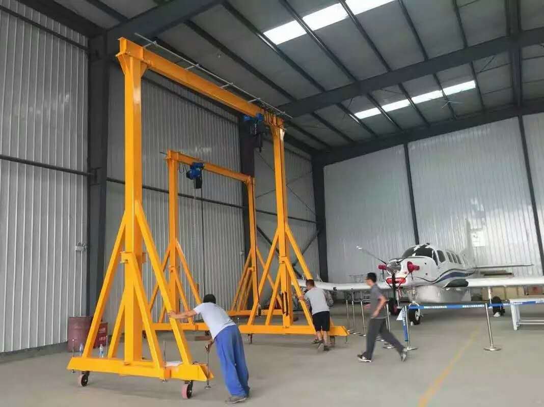 豪鋼起重機為私人飛行俱樂部制造的小飛機維修用起重機