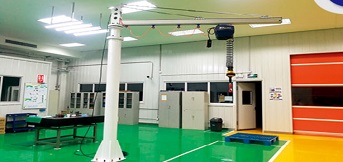 電動平衡吊搭配懸臂起重機，節省勞動力！